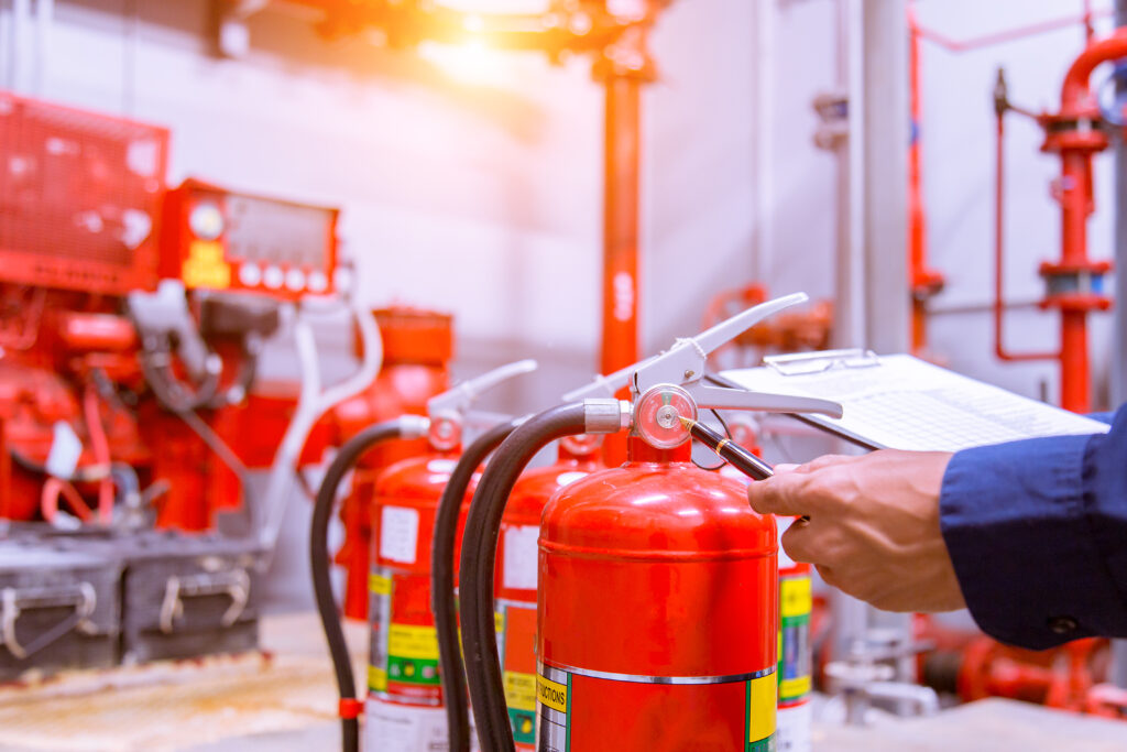 Vorbeugender Brandschutz in Düsseldorf, Ingenieur überprüft industrielles Feuerüberwachungssystem mit Feuermelder und Alarm-Controlle