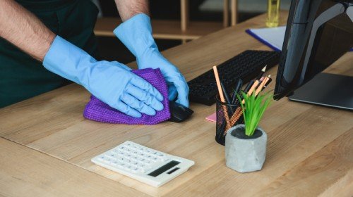 Ein Büro wird gereinigt, Büroreinigung Düsseldorf.