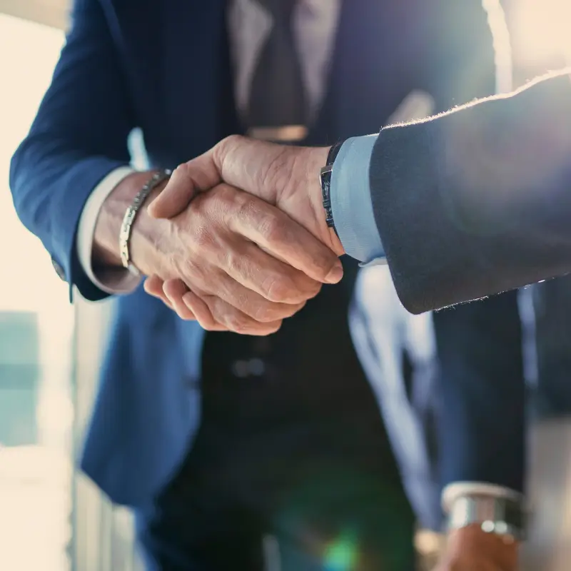 Ein Mitarbeiter trifft sich mit ein Client und antwortet allen ihrern Fragen. das ist FAQ für SECOTEK