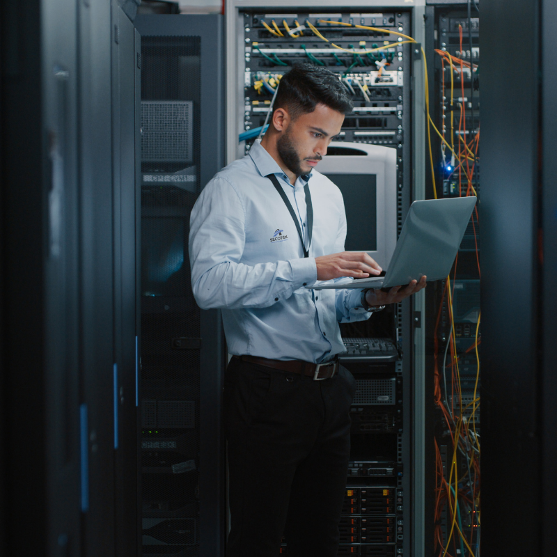 Ein Arbeiter arbeitet an seinem Laptop. unser Service: Störungsmanagement Düsseldorf, Teschnisches facility management