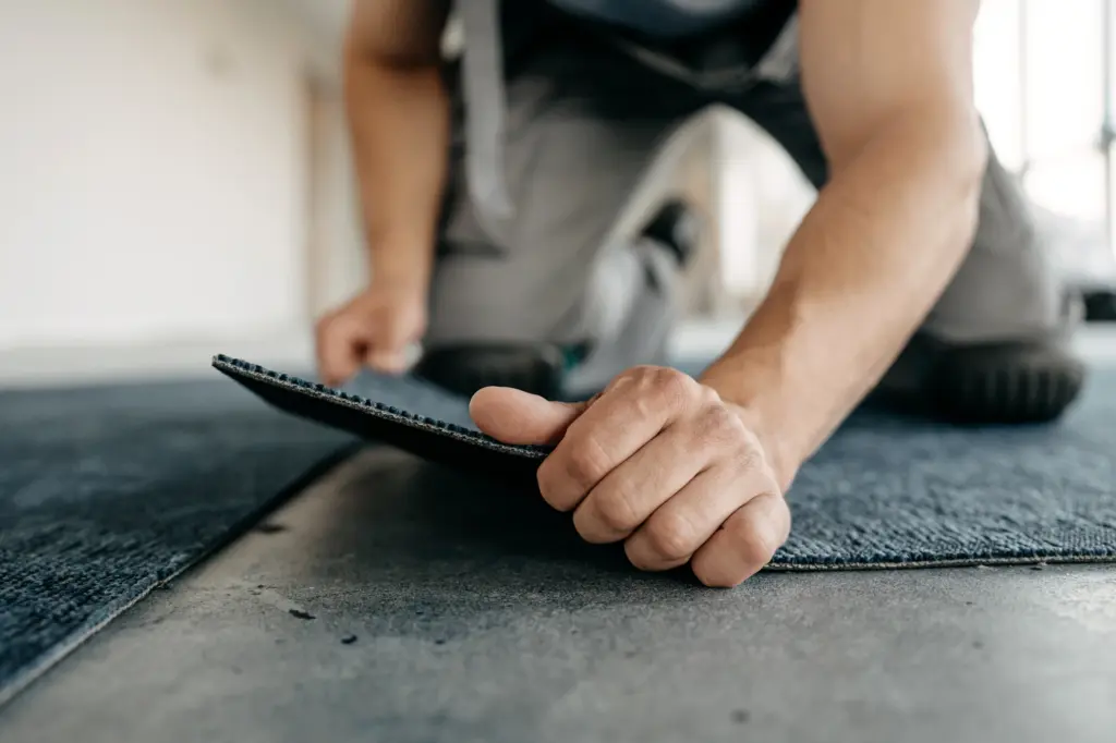 Teppichboden wird angepasst. Unser service Teppichboden verlegen in Düsseldorf