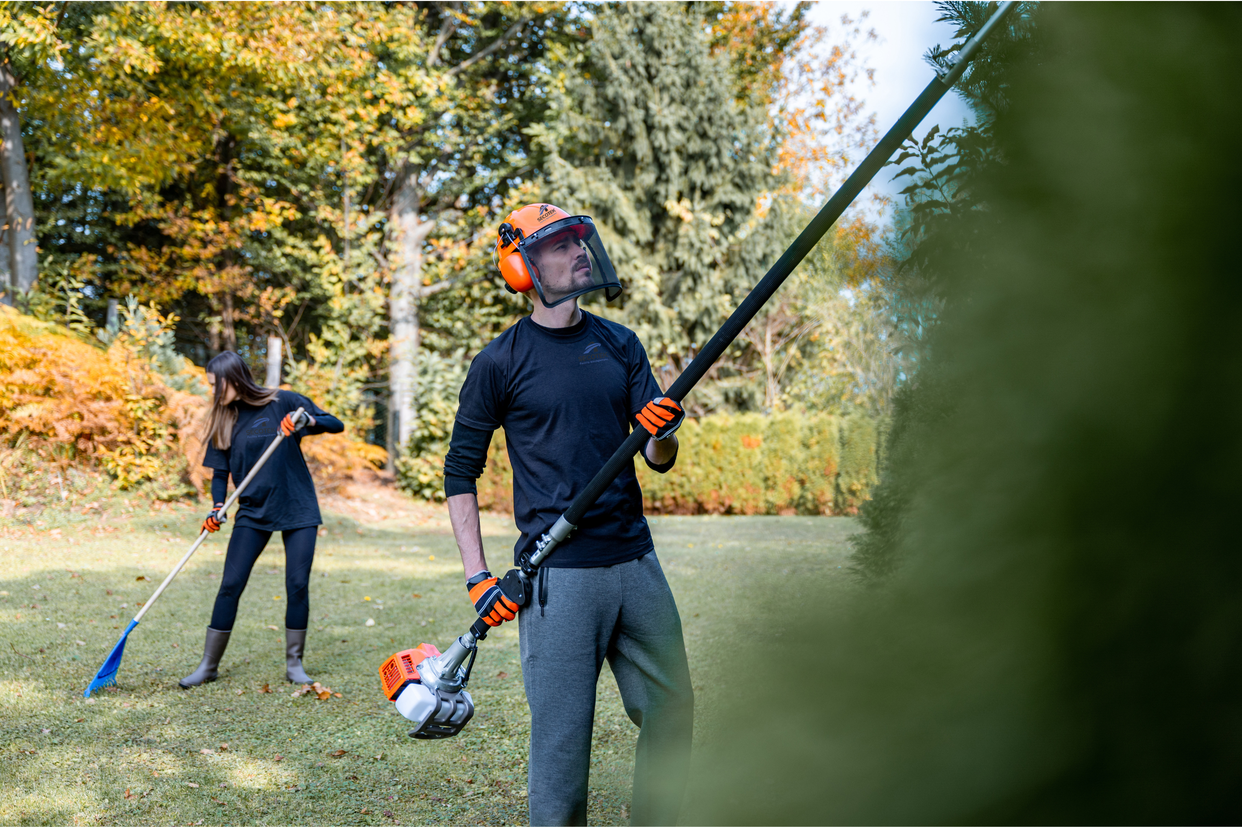 2 mitarbeiter betreiben Gartenpflege