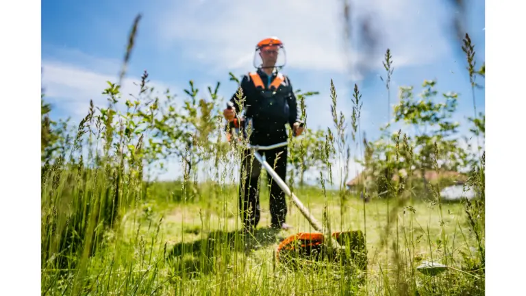 Ein Mitarbeiter arbeitet im Garten. Unser Service: Arealpflege Düsseldorf