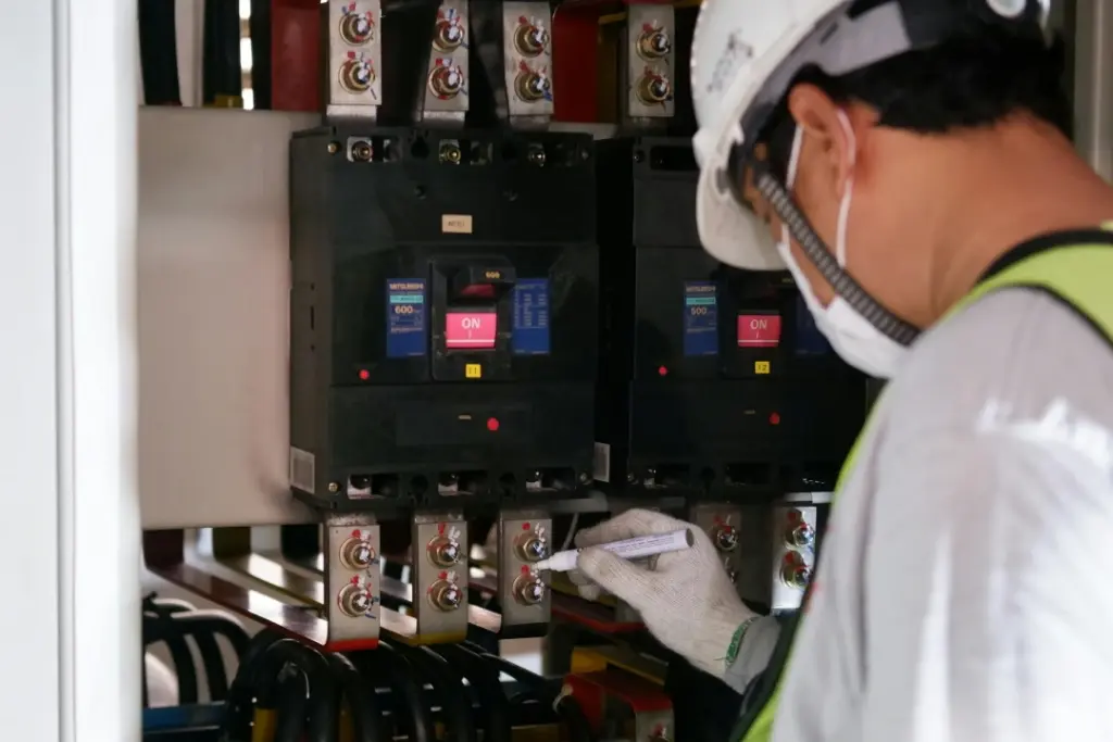 Haustechnikr arbeitet an einem Gerät. Das ist unser Service: Haustechnik Düsseldorf -Elektrotechnik & Beleuchtung