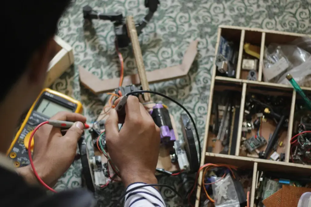 Ein Elektriker Überpruft ein Gerät. Das ist unser Service: Haustechnik Düsseldorf Elektro