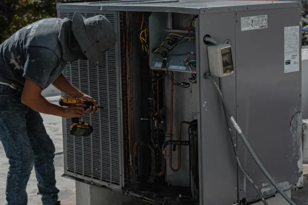 Ein Mitarbeiter arbeitet mit Akkuschrauber. Das ist unser Service: Haustechnik Düsseldorf Heizungstechnik