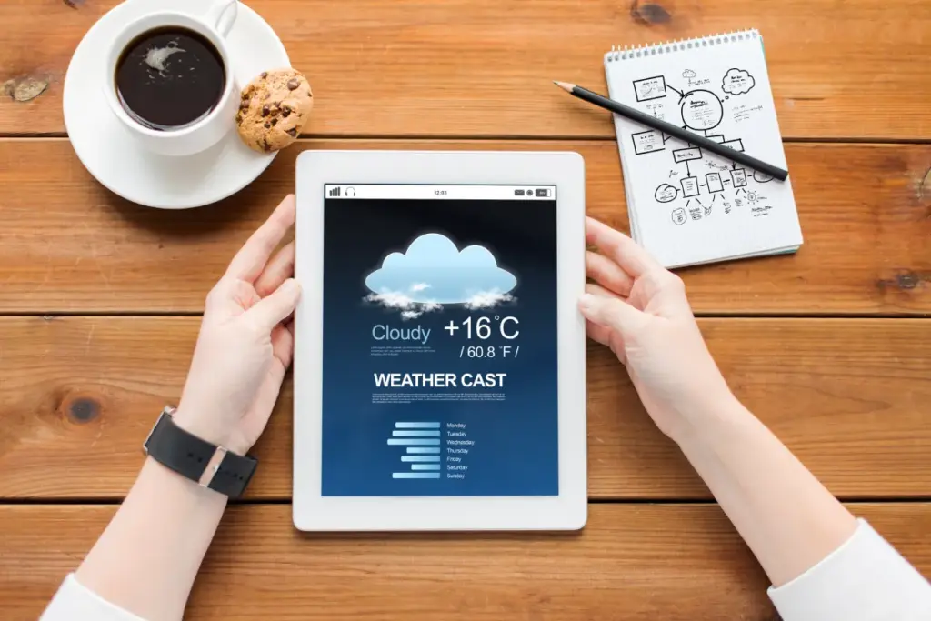 In einem Tablet wird Wetter bereicht gezeigt. Das ist unser Service: Winterdienst Düsseldorf - Wettermonitoring