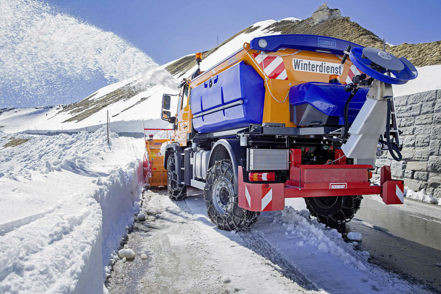 Winterdienst. Eine Straße wird geräumt.