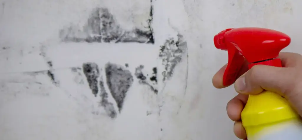 Grafitti entfernung wird gemacht